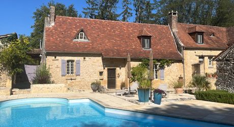 Dans un charmant hameau du Périgord Noir, à une quizaine de minutes de Montignac-Lascaux, propriété ancienne composée d'une maison de plus de 200 m² habitables, de granges, d'une piscine, le tout rénové avec soin et goût. A voir!