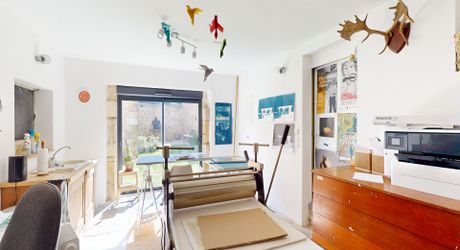 Dans un charmant hameau du Périgord Noir, à une quizaine de minutes de Montignac-Lascaux, propriété ancienne composée d'une maison de plus de 200 m² habitables, de granges, d'une piscine, le tout rénové avec soin et goût. A voir!