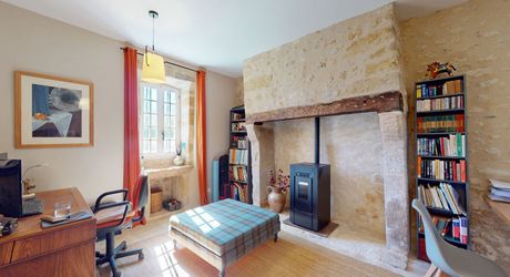 Dans un charmant hameau du Périgord Noir, à une quizaine de minutes de Montignac-Lascaux, propriété ancienne composée d'une maison de plus de 200 m² habitables, de granges, d'une piscine, le tout rénové avec soin et goût. A voir!