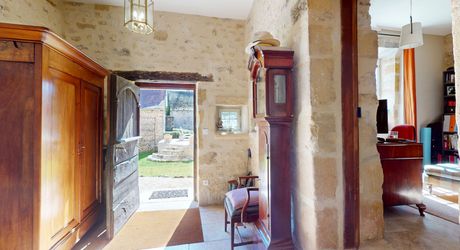 Dans un charmant hameau du Périgord Noir, à une quizaine de minutes de Montignac-Lascaux, propriété ancienne composée d'une maison de plus de 200 m² habitables, de granges, d'une piscine, le tout rénové avec soin et goût. A voir!