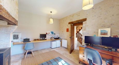 Dans un charmant hameau du Périgord Noir, à une quizaine de minutes de Montignac-Lascaux, propriété ancienne composée d'une maison de plus de 200 m² habitables, de granges, d'une piscine, le tout rénové avec soin et goût. A voir!