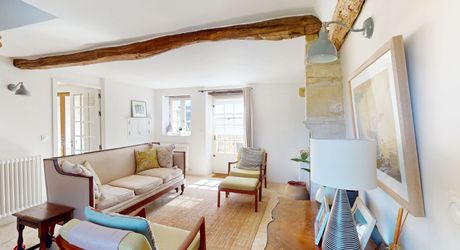 Dans un charmant hameau du Périgord Noir, à une quizaine de minutes de Montignac-Lascaux, propriété ancienne composée d'une maison de plus de 200 m² habitables, de granges, d'une piscine, le tout rénové avec soin et goût. A voir!