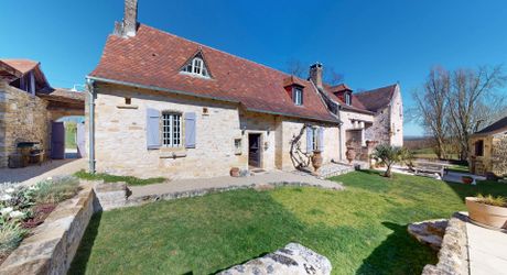Dans un charmant hameau du Périgord Noir, à une quizaine de minutes de Montignac-Lascaux, propriété ancienne composée d'une maison de plus de 200 m² habitables, de granges, d'une piscine, le tout rénové avec soin et goût. A voir!