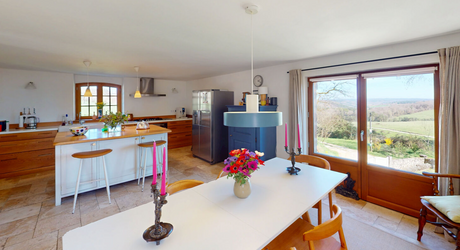 Dans un charmant hameau du Périgord Noir, à une quizaine de minutes de Montignac-Lascaux, propriété ancienne composée d'une maison de plus de 200 m² habitables, de granges, d'une piscine, le tout rénové avec soin et goût. A voir!