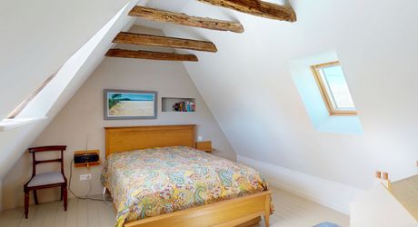 Dans un charmant hameau du Périgord Noir, à une quizaine de minutes de Montignac-Lascaux, propriété ancienne composée d'une maison de plus de 200 m² habitables, de granges, d'une piscine, le tout rénové avec soin et goût. A voir!