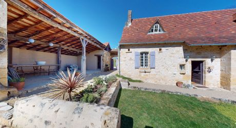 Dans un charmant hameau du Périgord Noir, à une quizaine de minutes de Montignac-Lascaux, propriété ancienne composée d'une maison de plus de 200 m² habitables, de granges, d'une piscine, le tout rénové avec soin et goût. A voir!