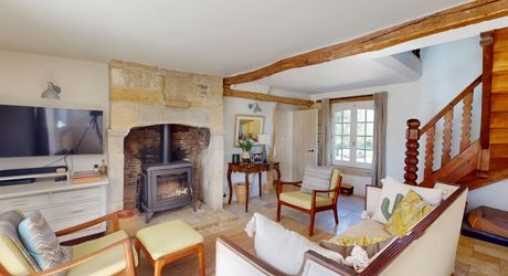 Dans un charmant hameau du Périgord Noir, à une quizaine de minutes de Montignac-Lascaux, propriété ancienne composée d'une maison de plus de 200 m² habitables, de granges, d'une piscine, le tout rénové avec soin et goût. A voir!