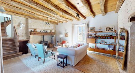 Dans un charmant hameau du Périgord Noir, à une quizaine de minutes de Montignac-Lascaux, propriété ancienne composée d'une maison de plus de 200 m² habitables, de granges, d'une piscine, le tout rénové avec soin et goût. A voir!