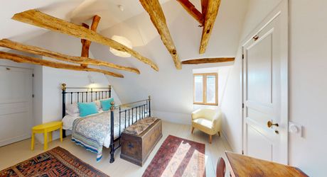 Dans un charmant hameau du Périgord Noir, à une quizaine de minutes de Montignac-Lascaux, propriété ancienne composée d'une maison de plus de 200 m² habitables, de granges, d'une piscine, le tout rénové avec soin et goût. A voir!