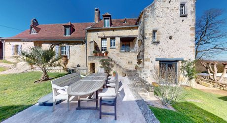 Dans un charmant hameau du Périgord Noir, à une quizaine de minutes de Montignac-Lascaux, propriété ancienne composée d'une maison de plus de 200 m² habitables, de granges, d'une piscine, le tout rénové avec soin et goût. A voir!