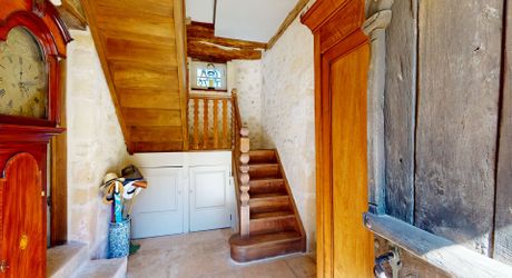 Dans un charmant hameau du Périgord Noir, à une quizaine de minutes de Montignac-Lascaux, propriété ancienne composée d'une maison de plus de 200 m² habitables, de granges, d'une piscine, le tout rénové avec soin et goût. A voir!