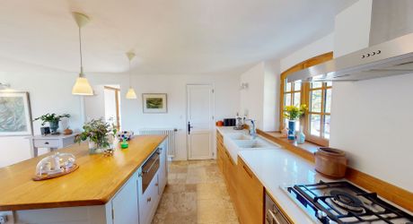 Dans un charmant hameau du Périgord Noir, à une quizaine de minutes de Montignac-Lascaux, propriété ancienne composée d'une maison de plus de 200 m² habitables, de granges, d'une piscine, le tout rénové avec soin et goût. A voir!