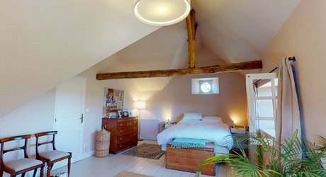 Dans un charmant hameau du Périgord Noir, à une quizaine de minutes de Montignac-Lascaux, propriété ancienne composée d'une maison de plus de 200 m² habitables, de granges, d'une piscine, le tout rénové avec soin et goût. A voir!