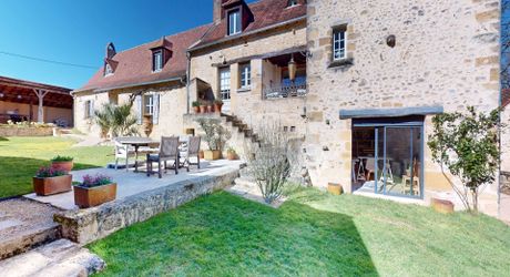 Dans un charmant hameau du Périgord Noir, à une quizaine de minutes de Montignac-Lascaux, propriété ancienne composée d'une maison de plus de 200 m² habitables, de granges, d'une piscine, le tout rénové avec soin et goût. A voir!