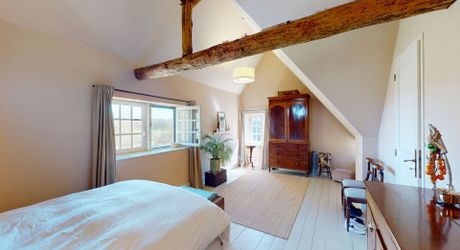 Dans un charmant hameau du Périgord Noir, à une quizaine de minutes de Montignac-Lascaux, propriété ancienne composée d'une maison de plus de 200 m² habitables, de granges, d'une piscine, le tout rénové avec soin et goût. A voir!