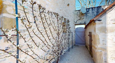 Dans un charmant hameau du Périgord Noir, à une quizaine de minutes de Montignac-Lascaux, propriété ancienne composée d'une maison de plus de 200 m² habitables, de granges, d'une piscine, le tout rénové avec soin et goût. A voir!