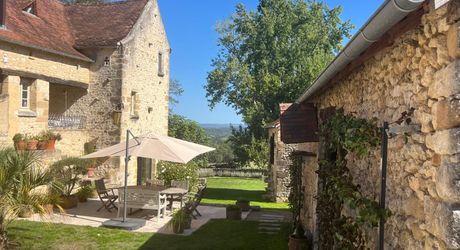 Dans un charmant hameau du Périgord Noir, à une quizaine de minutes de Montignac-Lascaux, propriété ancienne composée d'une maison de plus de 200 m² habitables, de granges, d'une piscine, le tout rénové avec soin et goût. A voir!