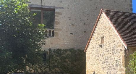 Dans un charmant hameau du Périgord Noir, à une quizaine de minutes de Montignac-Lascaux, propriété ancienne composée d'une maison de plus de 200 m² habitables, de granges, d'une piscine, le tout rénové avec soin et goût. A voir!