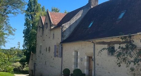 Dans un charmant hameau du Périgord Noir, à une quizaine de minutes de Montignac-Lascaux, propriété ancienne composée d'une maison de plus de 200 m² habitables, de granges, d'une piscine, le tout rénové avec soin et goût. A voir!