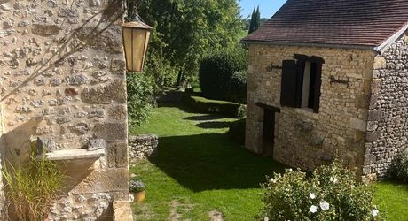 Dans un charmant hameau du Périgord Noir, à une quizaine de minutes de Montignac-Lascaux, propriété ancienne composée d'une maison de plus de 200 m² habitables, de granges, d'une piscine, le tout rénové avec soin et goût. A voir!