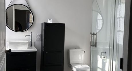 En plein coeur de Montignac-lascaux, maison ancienne récemment rénovée. 3 chambres, cour, garage. Proche commerces et écoles.