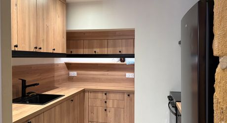 En plein coeur de Montignac-lascaux, maison ancienne récemment rénovée. 3 chambres, cour, garage. Proche commerces et écoles.