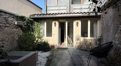 En plein coeur de Montignac-lascaux, maison ancienne récemment rénovée. 3 chambres, cour, garage. Proche commerces et écoles.