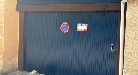 En plein coeur de Montignac-lascaux, maison ancienne récemment rénovée. 3 chambres, cour, garage. Proche commerces et écoles.