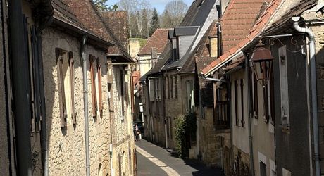 En plein coeur de Montignac-lascaux, maison ancienne récemment rénovée. 3 chambres, cour, garage. Proche commerces et écoles.