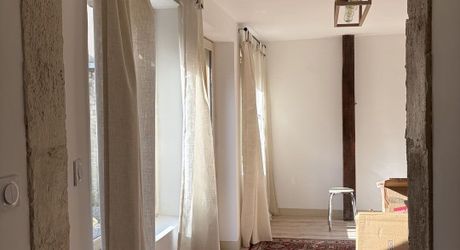 En plein coeur de Montignac-lascaux, maison ancienne récemment rénovée. 3 chambres, cour, garage. Proche commerces et écoles.