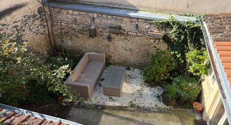 En plein coeur de Montignac-lascaux, maison ancienne récemment rénovée. 3 chambres, cour, garage. Proche commerces et écoles.
