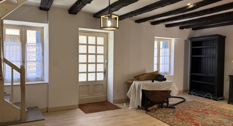 En plein coeur de Montignac-lascaux, maison ancienne récemment rénovée. 3 chambres, cour, garage. Proche commerces et écoles.
