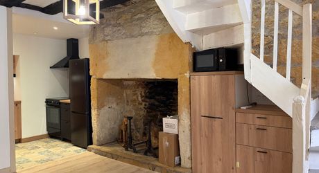 En plein coeur de Montignac-lascaux, maison ancienne récemment rénovée. 3 chambres, cour, garage. Proche commerces et écoles.