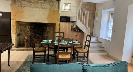 In the heart of Montignac-Lascaux, a recently renovated traditional house. 3 bedrooms, courtyard, garage. Close to shops and schools.
