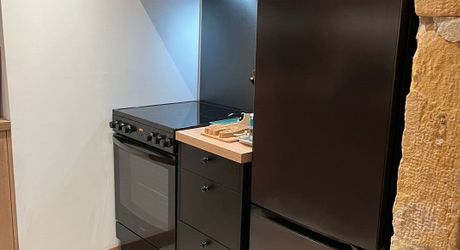 In the heart of Montignac-Lascaux, a recently renovated traditional house. 3 bedrooms, courtyard, garage. Close to shops and schools.