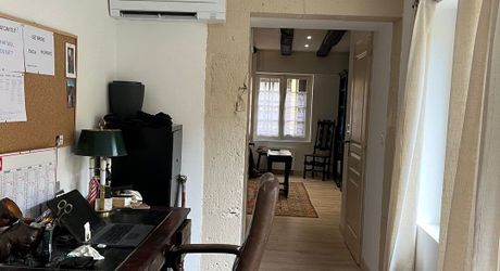 In the heart of Montignac-Lascaux, a recently renovated traditional house. 3 bedrooms, courtyard, garage. Close to shops and schools.