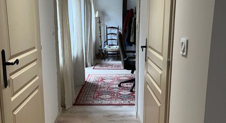 In the heart of Montignac-Lascaux, a recently renovated traditional house. 3 bedrooms, courtyard, garage. Close to shops and schools.