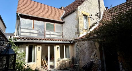 En plein coeur de Montignac-lascaux, maison ancienne récemment rénovée. 3 chambres, cour, garage. Proche commerces et écoles.