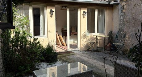 En plein coeur de Montignac-lascaux, maison ancienne récemment rénovée. 3 chambres, cour, garage. Proche commerces et écoles.