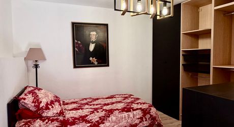 En plein coeur de Montignac-lascaux, maison ancienne récemment rénovée. 3 chambres, cour, garage. Proche commerces et écoles.