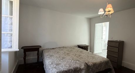 En plein coeur de Montignac-lascaux, maison ancienne récemment rénovée. 3 chambres, cour, garage. Proche commerces et écoles.