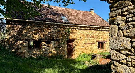 Fermette à rénover sur les hauteurs du charmant village de La Cassagne en Périgord Noir. Jardin de 2000 m². 