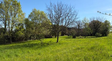 Fermette à rénover sur les hauteurs du charmant village de La Cassagne en Périgord Noir. Jardin de 2000 m². 