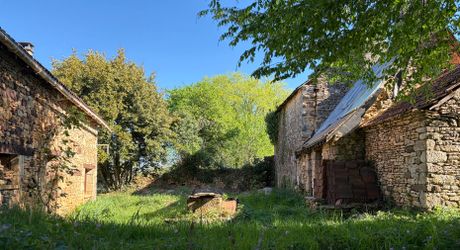 Fermette à rénover sur les hauteurs du charmant village de La Cassagne en Périgord Noir. Jardin de 2000 m². 