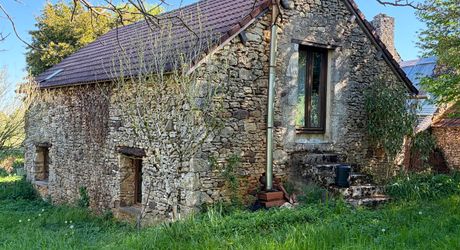 Fermette à rénover sur les hauteurs du charmant village de La Cassagne en Périgord Noir. Jardin de 2000 m². 