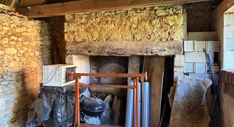 Fermette à rénover sur les hauteurs du charmant village de La Cassagne en Périgord Noir. Jardin de 2000 m². 