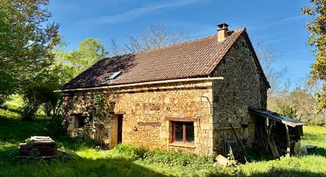 Fermette à rénover sur les hauteurs du charmant village de La Cassagne en Périgord Noir. Jardin de 2000 m². 