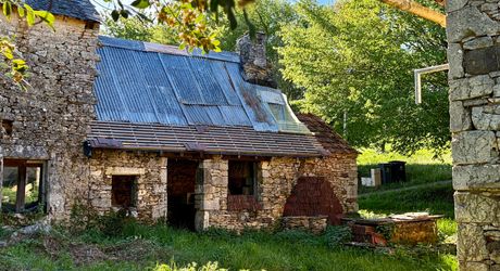 Fermette à rénover sur les hauteurs du charmant village de La Cassagne en Périgord Noir. Jardin de 2000 m². 