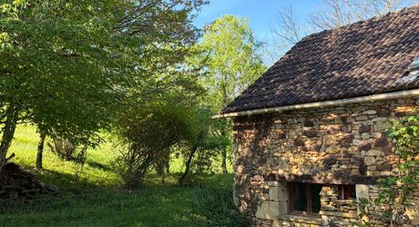 Fermette à rénover sur les hauteurs du charmant village de La Cassagne en Périgord Noir. Jardin de 2000 m². 