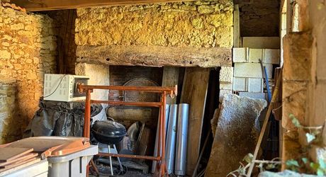 Fermette à rénover sur les hauteurs du charmant village de La Cassagne en Périgord Noir. Jardin de 2000 m². 